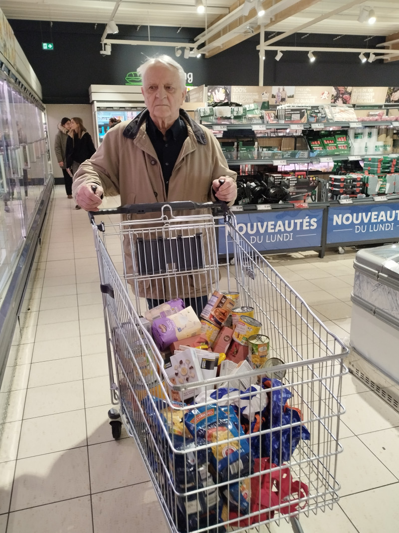 Un élan de solidarité : Les résidents de La Canopée participent à une sortie "courses" pour soutenir les étudiants en situation de précarité.